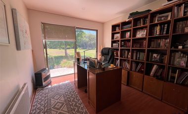 Moderna Y Acogedora Residencia En Chicureo En Venta.