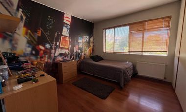 Moderna Y Acogedora Residencia En Chicureo En Venta.