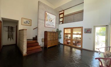 Moderna Y Acogedora Residencia En Chicureo En Venta.