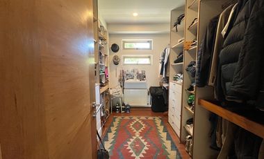 Moderna Y Acogedora Residencia En Chicureo En Venta.