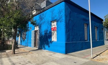 Casa En Esquina En Santiago Centro - Excelente Ubicación