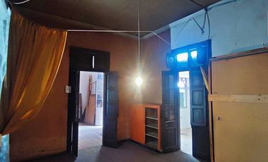 Espaciosa Casa de 2 Pisos con Gran Potencial y Funcionalidad