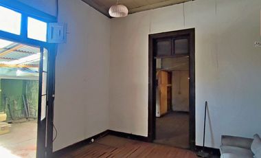 Espaciosa Casa de 2 Pisos con Gran Potencial y Funcionalidad