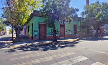 Espaciosa Casa de 2 Pisos con Gran Potencial y Funcionalidad