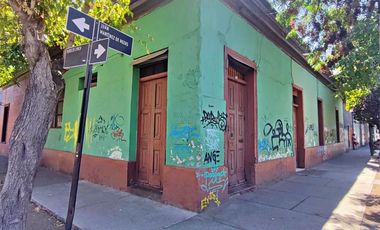 Espaciosa Casa de 2 Pisos con Gran Potencial y Funcionalidad