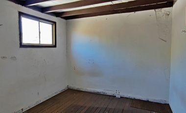 Espaciosa Casa de 2 Pisos con Gran Potencial y Funcionalidad