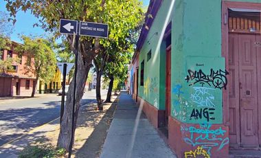 Espaciosa Casa de 2 Pisos con Gran Potencial y Funcionalidad