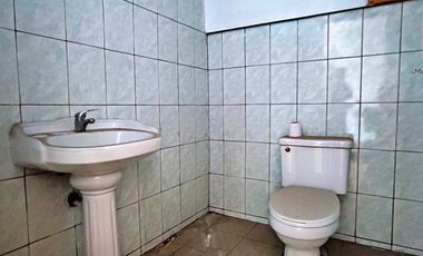 Espaciosa Casa de 2 Pisos con Gran Potencial y Funcionalidad