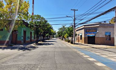 Espaciosa Casa de 2 Pisos con Gran Potencial y Funcionalidad