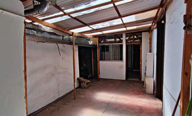 Espaciosa Casa de 2 Pisos con Gran Potencial y Funcionalidad