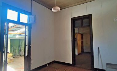 Espaciosa Casa de 2 Pisos con Gran Potencial y Funcionalidad