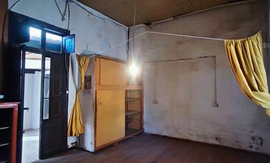 Espaciosa Casa de 2 Pisos con Gran Potencial y Funcionalidad