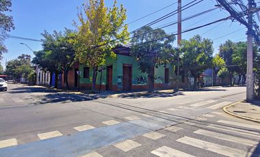 Espaciosa Casa de 2 Pisos con Gran Potencial y Funcionalidad