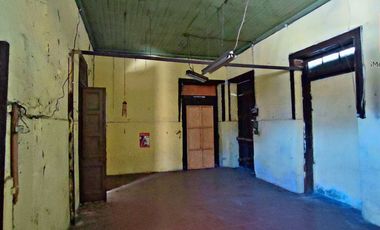 Espaciosa Casa de 2 Pisos con Gran Potencial y Funcionalidad