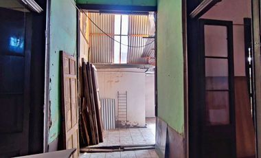 Espaciosa Casa de 2 Pisos con Gran Potencial y Funcionalidad