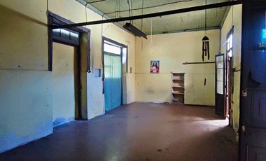 Espaciosa Casa de 2 Pisos con Gran Potencial y Funcionalidad