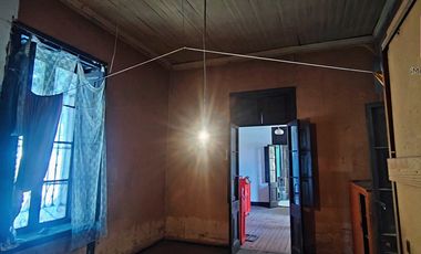 Espaciosa Casa de 2 Pisos con Gran Potencial y Funcionalidad