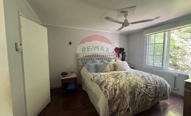 Casa de dos pisos 3 Dorm y departamento interior