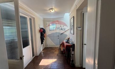 Casa de dos pisos 3 Dorm y departamento interior