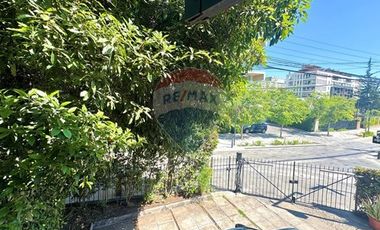 Casa de dos pisos 3 Dorm y departamento interior