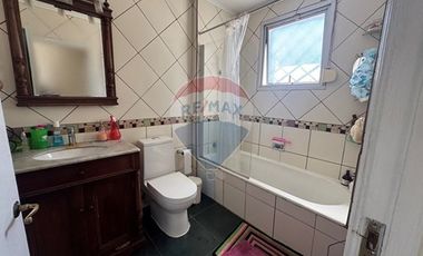 Casa de dos pisos 3 Dorm y departamento interior