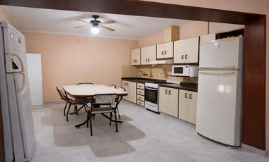 VENTA DE CASA CON LOCAL AL FRENTE DE 3 DORMITORIOS EN FISHERTON