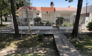 VENTA DE CASA CON LOCAL AL FRENTE DE 3 DORMITORIOS EN FISHERTON