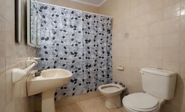 VENTA DE CASA CON LOCAL AL FRENTE DE 3 DORMITORIOS EN FISHERTON