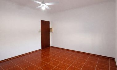 VENTA DE CASA CON LOCAL AL FRENTE DE 3 DORMITORIOS EN FISHERTON
