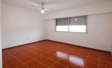 VENTA DE CASA CON LOCAL AL FRENTE DE 3 DORMITORIOS EN FISHERTON