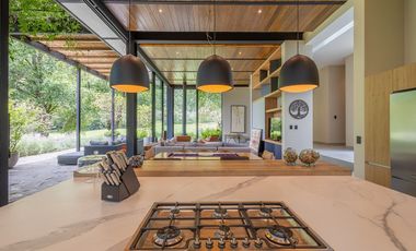 VENTA CASA DE DISEÑO EN CLUB DE GOLF MALINALCO