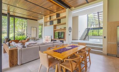 VENTA CASA DE DISEÑO EN CLUB DE GOLF MALINALCO