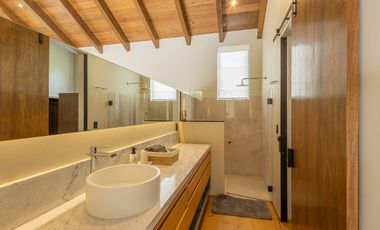 VENTA CASA DE DISEÑO EN CLUB DE GOLF MALINALCO