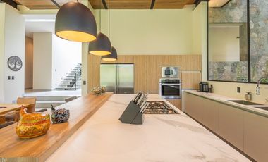 VENTA CASA DE DISEÑO EN CLUB DE GOLF MALINALCO