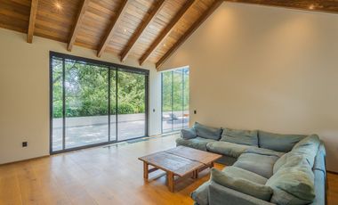 VENTA CASA DE DISEÑO EN CLUB DE GOLF MALINALCO