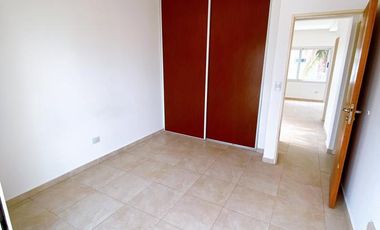 Departamento super amplio de dos ambientes con cochera en alquiler.