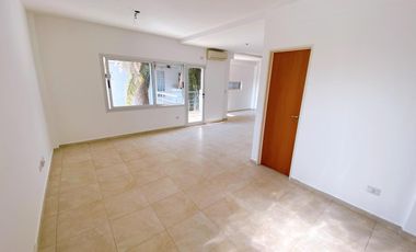 Departamento super amplio de dos ambientes con cochera en alquiler.