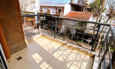 Departamento super amplio de dos ambientes con cochera en alquiler.