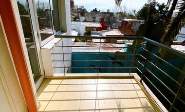 Departamento super amplio de dos ambientes con cochera en alquiler.