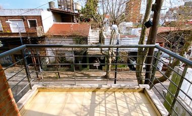 Departamento super amplio de dos ambientes con cochera en alquiler.