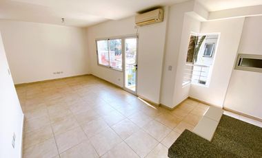 Departamento super amplio de dos ambientes con cochera en alquiler.