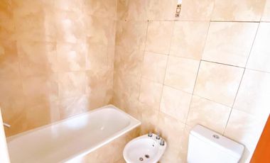 Departamento super amplio de dos ambientes con cochera en alquiler.