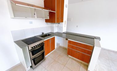 Departamento super amplio de dos ambientes con cochera en alquiler.