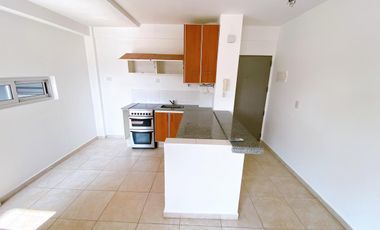 Departamento super amplio de dos ambientes con cochera en alquiler.