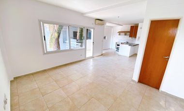 Departamento super amplio de dos ambientes con cochera en alquiler.