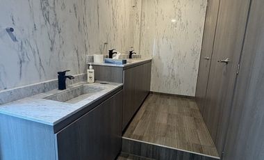 Casa con uso de suelo residencial y comercial a la venta