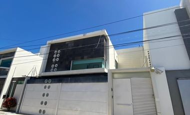 SE RENTA CASA CON ALBERCA CERCA DEL PUERTO