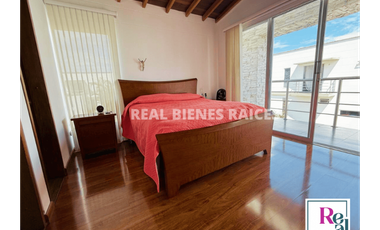 Casa Esquinera con hermosa panorámica en Unidad Cerrada – Venta