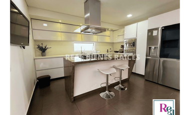 Casa Esquinera con hermosa panorámica en Unidad Cerrada – Venta