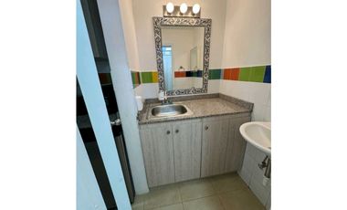 OFICINA EN OBARRIO PH HI TECH CON DIVISIONES 130M2 CON MOBILIARIO